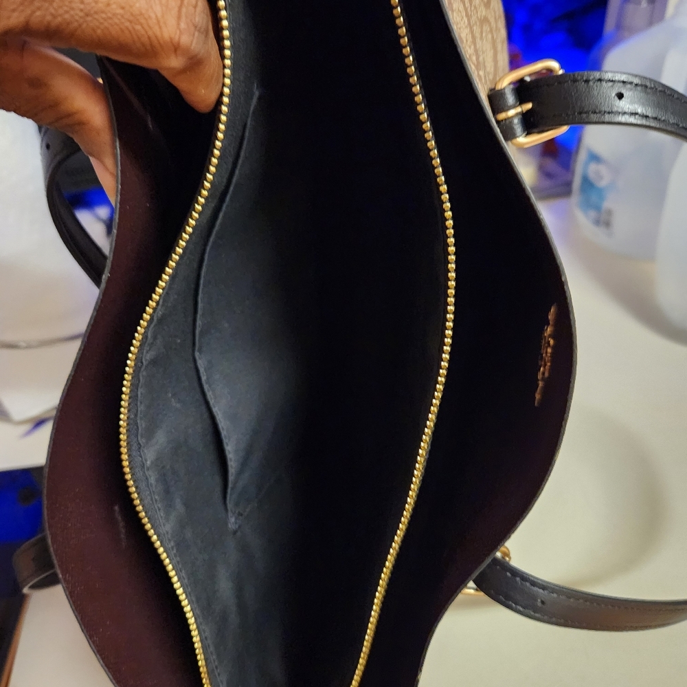 Handbags - Picture 6 of 6